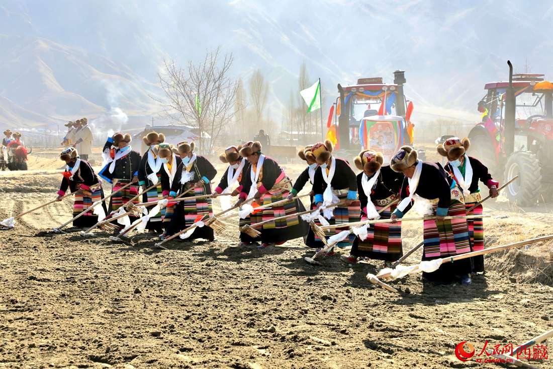 當(dāng)?shù)卮迕裆碇?jié)日盛裝，舉行春耕儀式。人民網(wǎng) 次仁羅布攝
