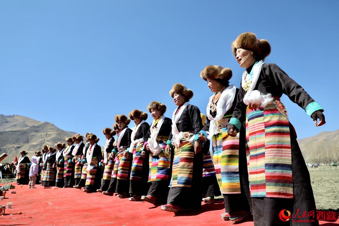 儀式結(jié)束后，農(nóng)田上仍洋溢著喜慶氣氛，村民們邊唱邊跳起了鍋莊舞。人民網(wǎng) 次仁羅布攝