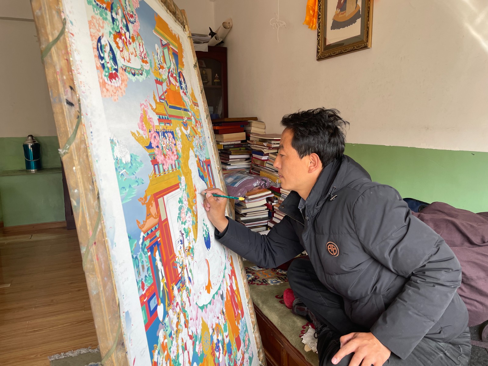 貢覺(jué)杰正在繪畫(huà)唐卡。1(1815009)-20220318090842.jpg