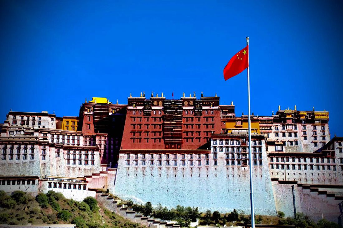 五星紅旗迎風(fēng)飄揚。人民網(wǎng) 次仁羅布攝