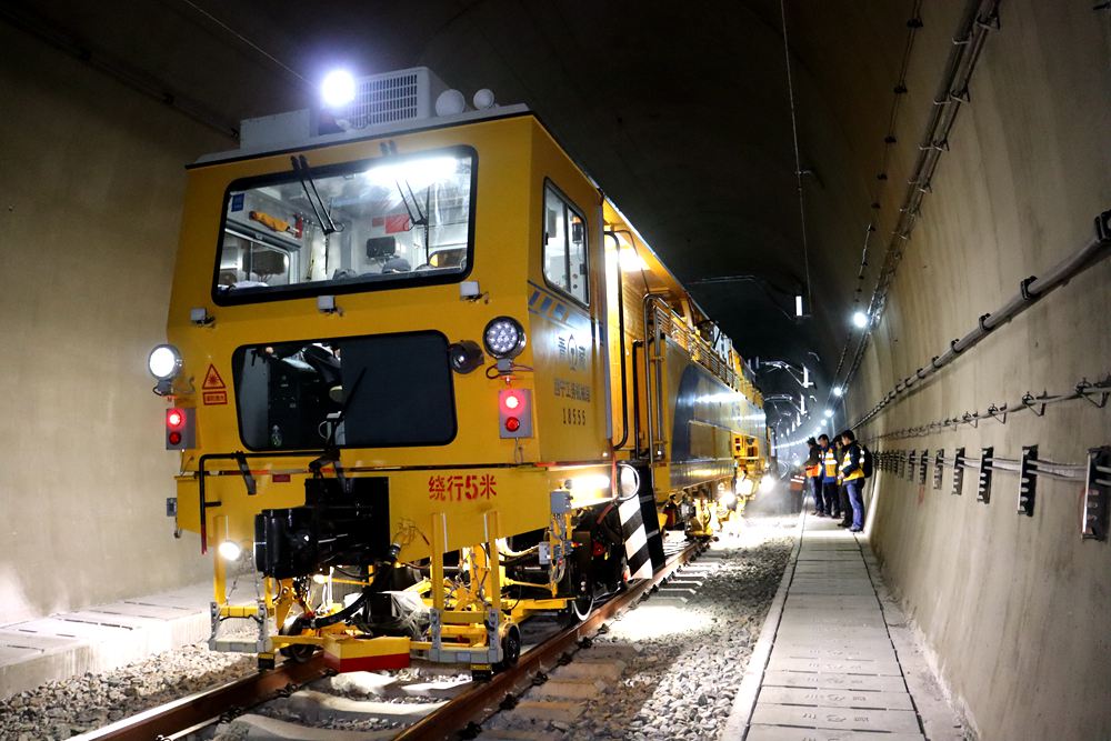 拉林鐵路迎來“大黃蜂”。祁國慶攝