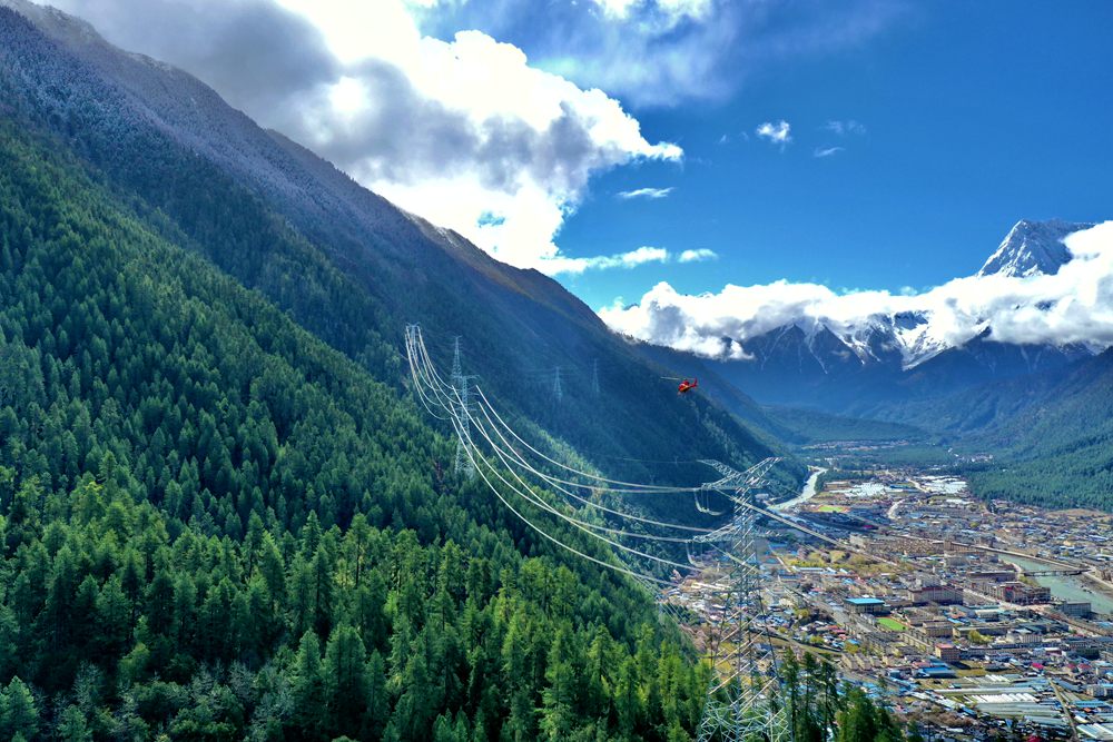 對波林線進(jìn)行巡視檢查。閆昱翰攝