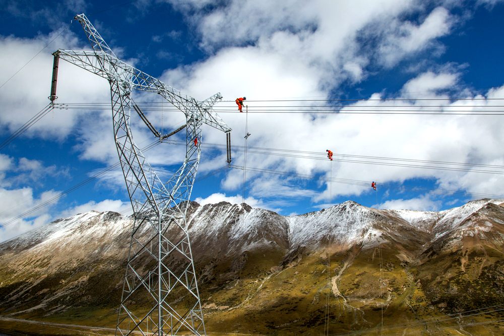 藏中聯(lián)網(wǎng)工程建設(shè)，銀線上的“舞者” 。盧忠東攝