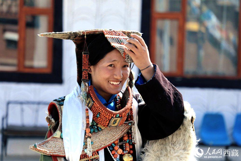 身著“飛天服飾”的普蘭少女。人民網(wǎng) 李海霞攝