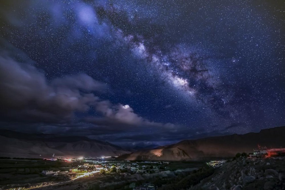 絕美星河。貢覺群培攝