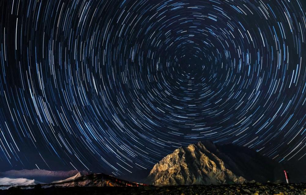 微微風(fēng)簇浪，散作滿河星。貢覺(jué)群培攝