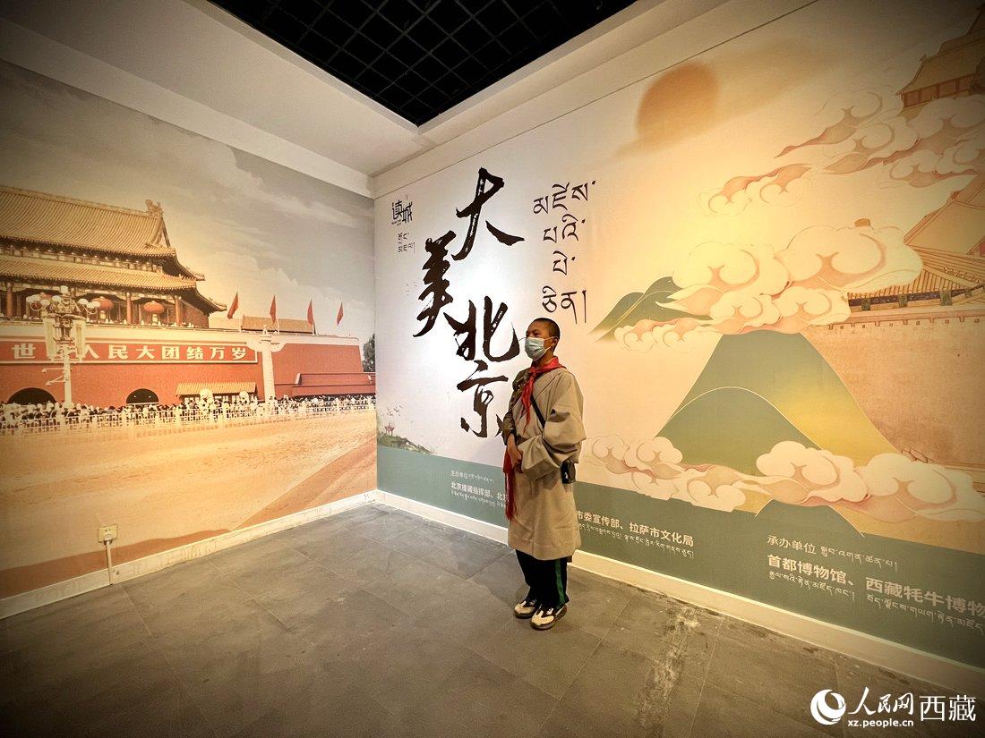 拉薩市北京實驗中學(xué)的學(xué)生講解員進行講解。人民網(wǎng) 次仁羅布攝