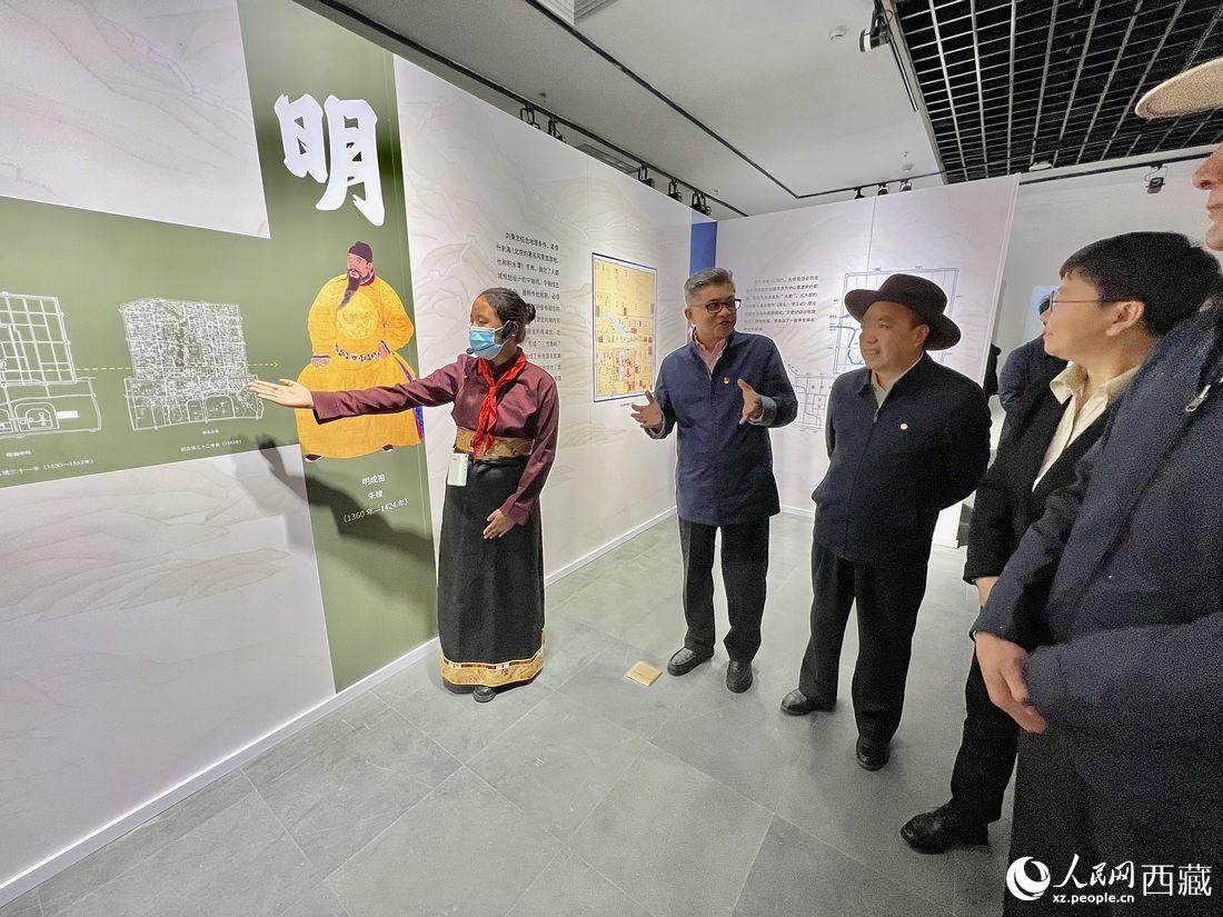 拉薩市北京實驗中學(xué)的學(xué)生講解員進行講解。人民網(wǎng) 次仁羅布攝