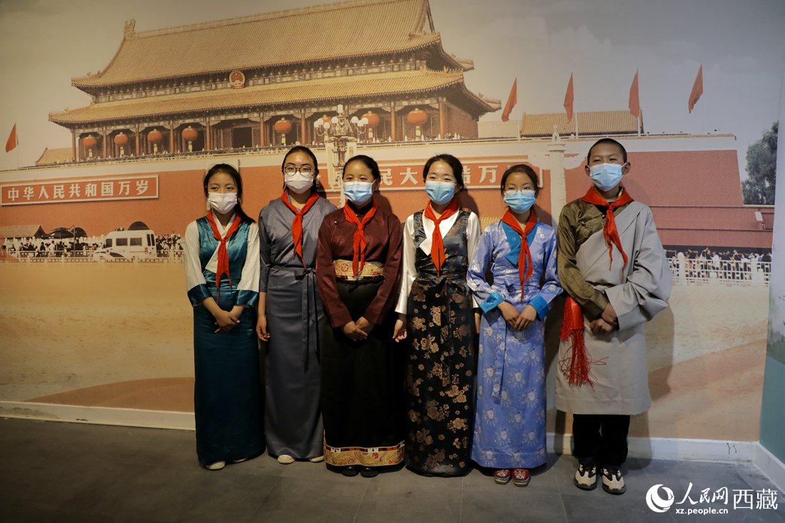 拉薩市北京實驗中學(xué)的小講解員們。人民網(wǎng) 次仁羅布攝