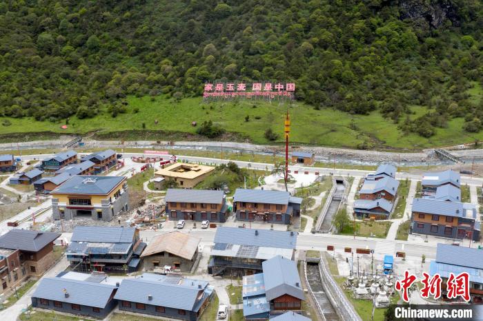 “家是玉麥 國是中國”的大字豎立在玉麥鄉(xiāng)旁的山腳上?！钊A峰 攝