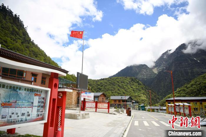 玉麥鄉(xiāng)內(nèi)道路變成了硬化路?！钊A峰 攝