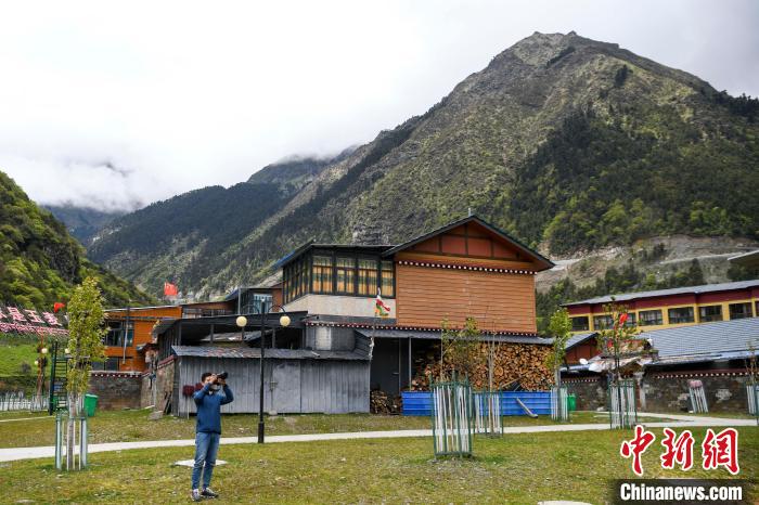 一位攝影愛好者在玉麥鄉(xiāng)拍攝?！钊A峰 攝