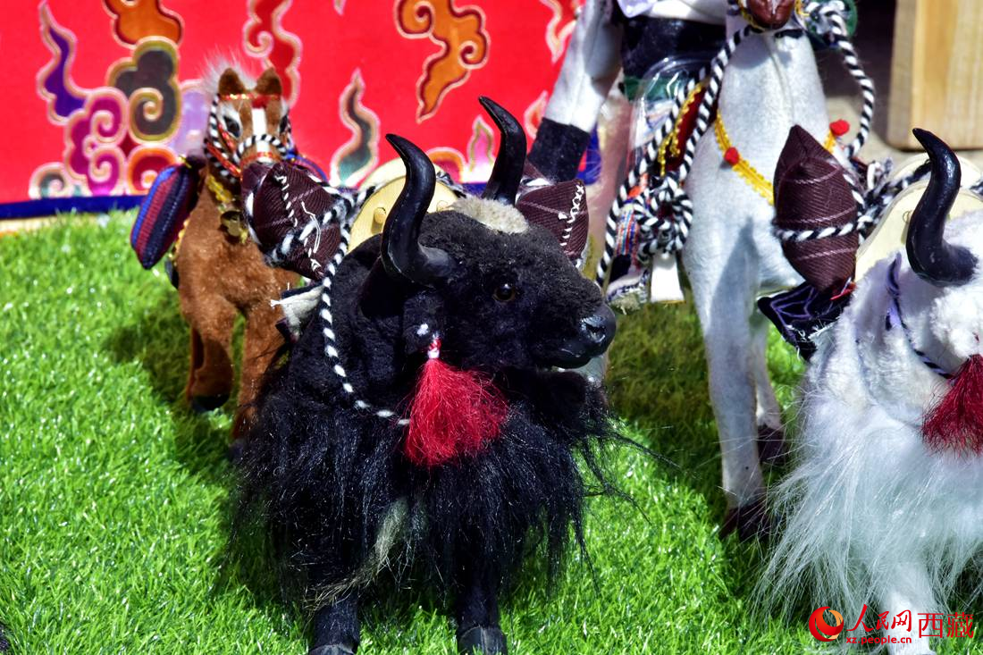 農(nóng)牧民制作的旅游紀(jì)念品。人民網(wǎng) 李海霞攝