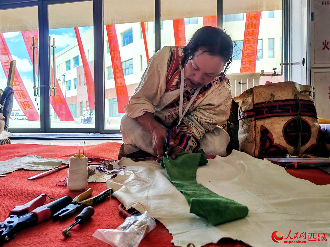 曾經(jīng)的放牛娃學(xué)得一身好手藝。人民網(wǎng) 李海霞攝