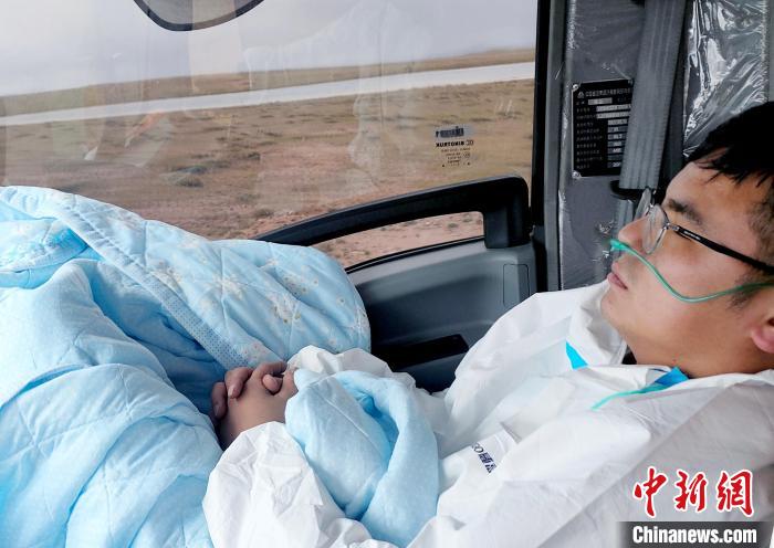 從咸陽開始到拉薩，閆光宇和朋友吃住均不離車。　鄭朋 攝