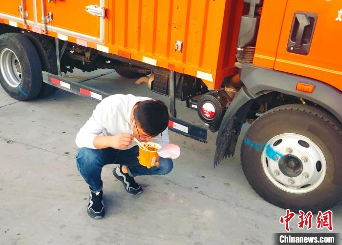 由于沿路疫情原因，閆光宇和朋友只能在服務區(qū)簡餐?！∴嵟?攝
