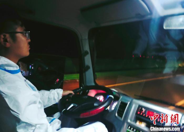 星夜疾馳，只為讓防疫物資早日抵達西藏?！∴嵟?攝