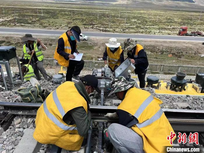 圖為青藏鐵路基礎(chǔ)設(shè)施“升級(jí)換代”施工現(xiàn)場(chǎng)?！‖F(xiàn)場(chǎng)作業(yè)人員供圖