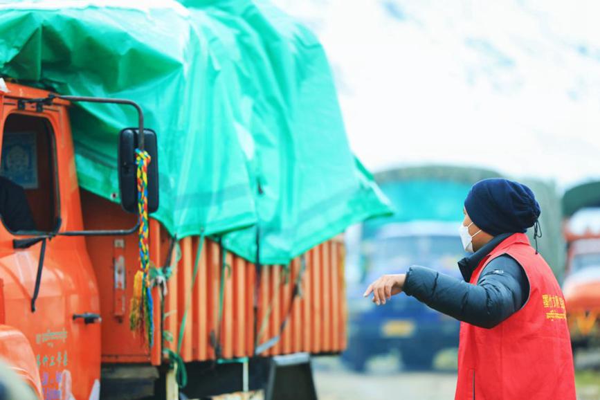 “紅馬甲”幫牧民順利轉(zhuǎn)場。洛克攝