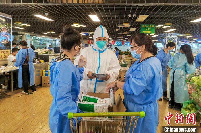 圖為疫情期間，西藏格拉丹東超市調(diào)配物資，保障市場供應?！∈茉L者供圖