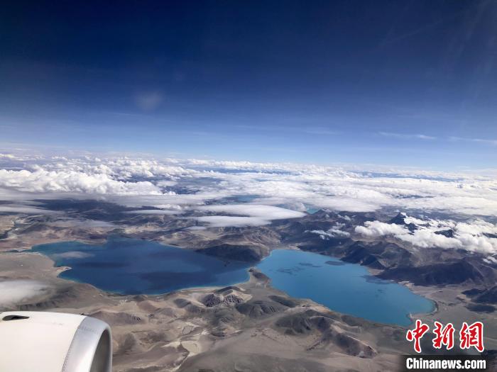 西藏阿里到拉薩航班途經(jīng)的高原湖泊。　<a target='_blank' href='/'><p  align=
