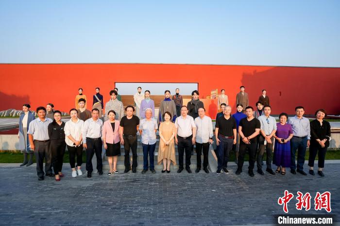 近40套藏式針織系列時裝亮相2022北京時裝周?！”本r裝周供圖