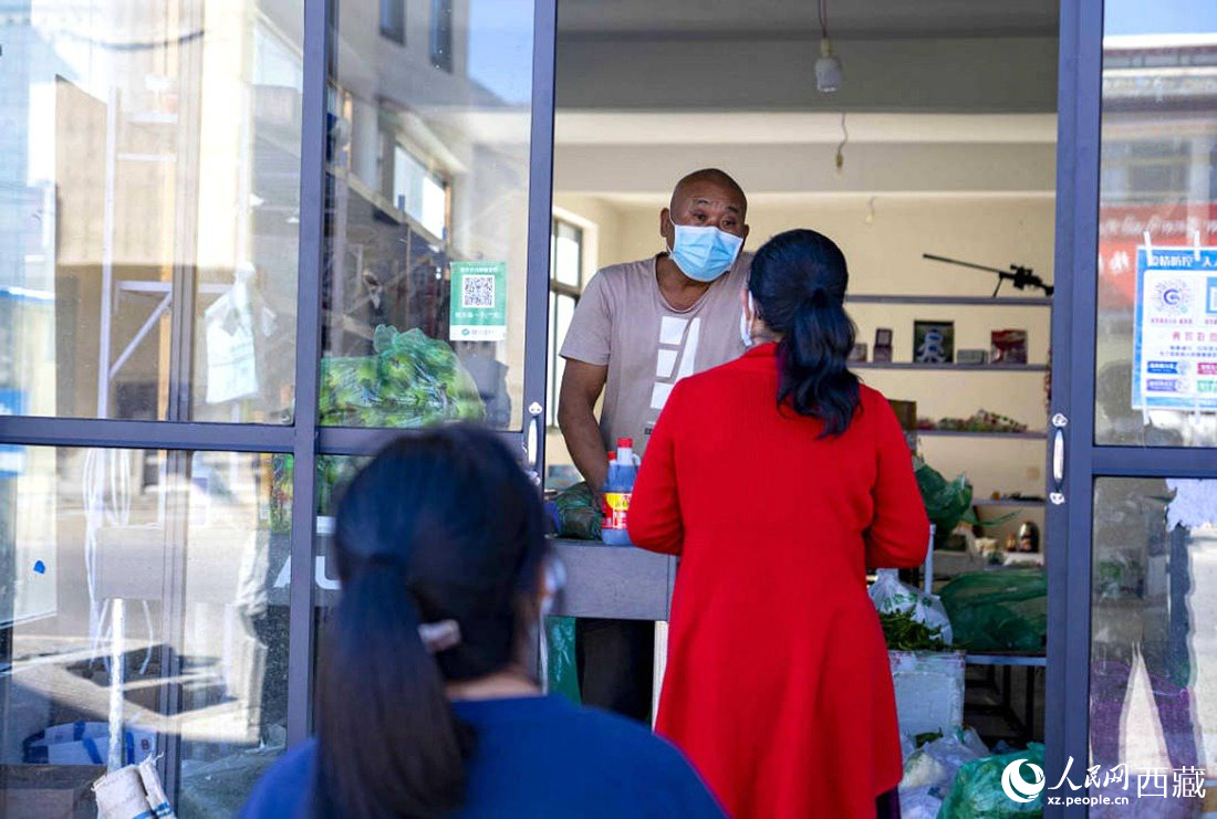 市民們有序排隊(duì)購(gòu)買早餐。人民網(wǎng) 次仁羅布攝