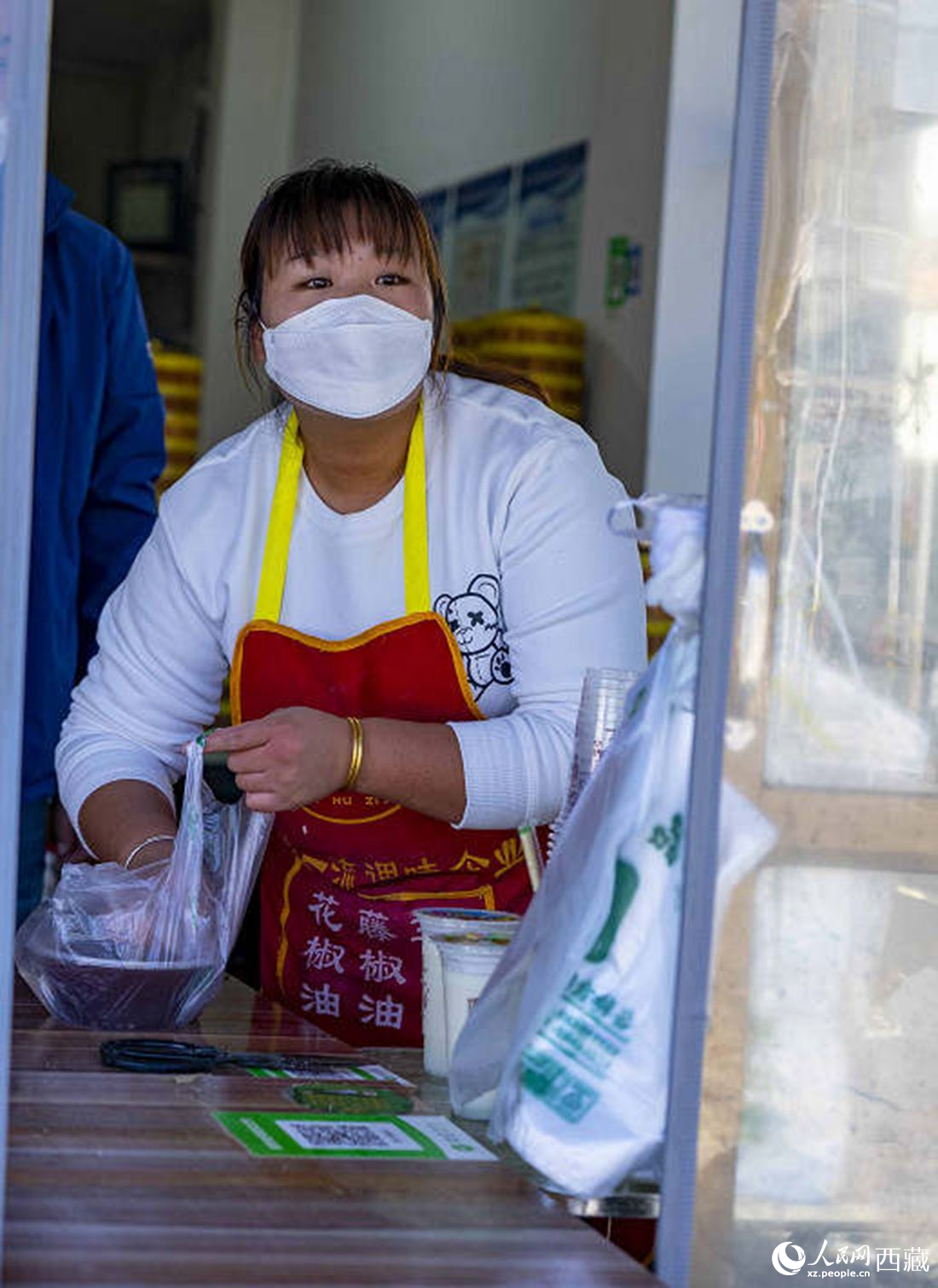 包子店老板正在為顧客打包早餐。人民網(wǎng) 次仁羅布攝