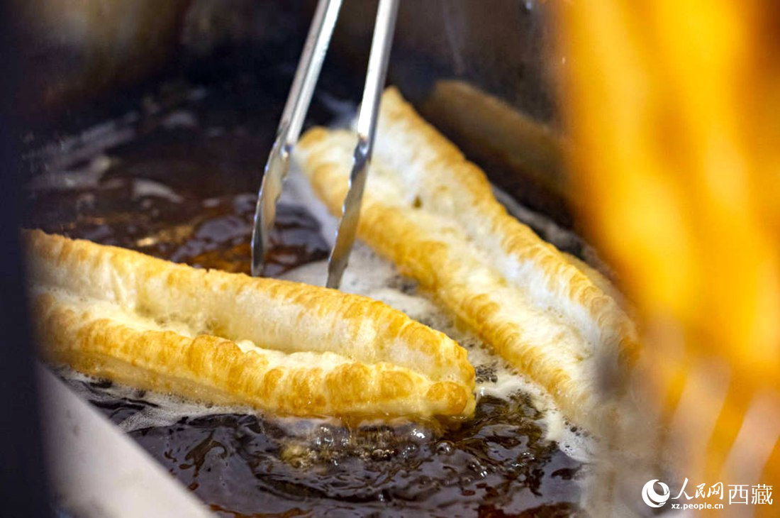 熱氣騰騰的油條。人民網(wǎng) 次仁羅布攝