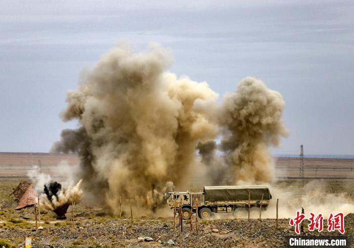 圖為模擬運輸分隊通過炮火路段?！?王先鋒 攝