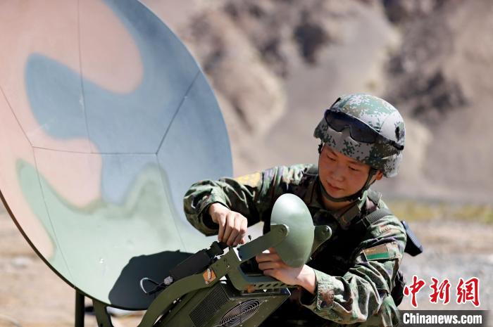 圖為官兵進行衛(wèi)星通訊架設(shè)?！?鄒寧寧 攝