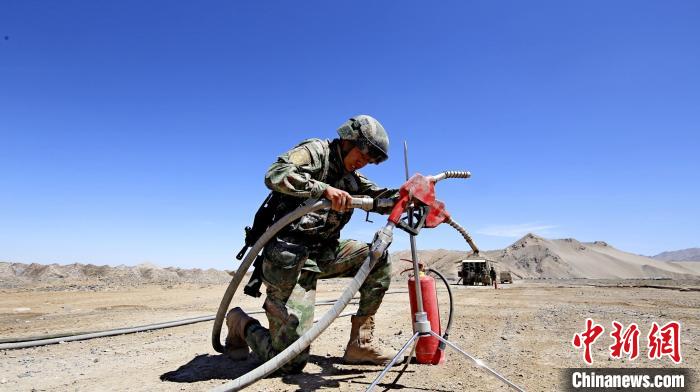 圖為官兵為群車加油?！?胡吉容 攝