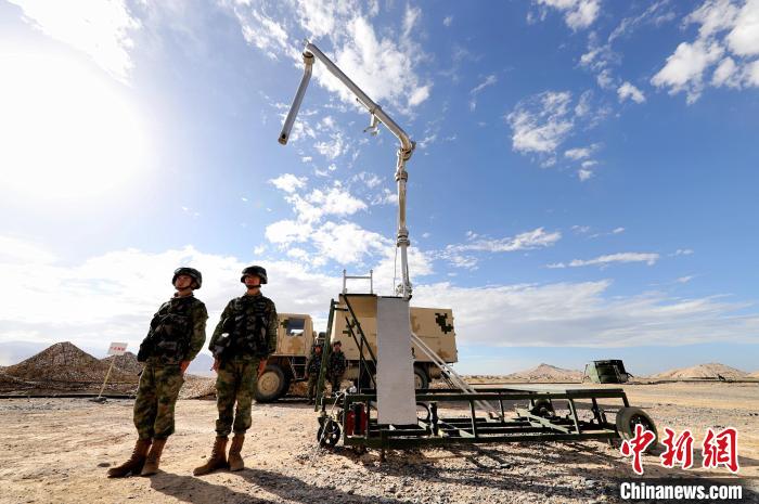 圖為野戰(zhàn)油庫開設(shè)?！?唐 堯 攝