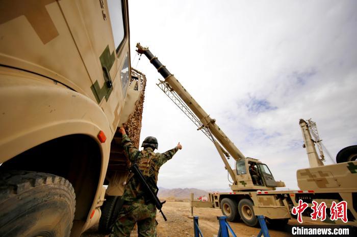 圖為野戰(zhàn)車輛搶修環(huán)節(jié)。　 祁漢智 攝
