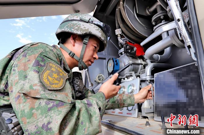 圖為群車加油科目演練現(xiàn)場。　 王先鋒 攝