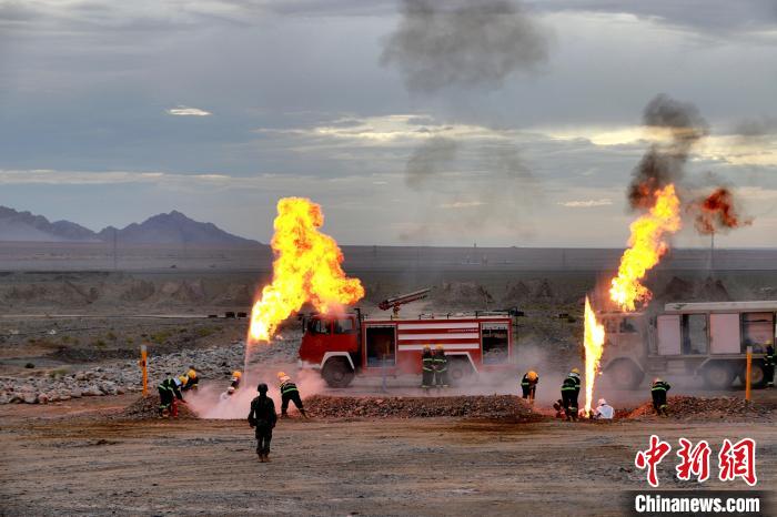 圖為野戰(zhàn)管線搶修。　 鄒寧寧 攝