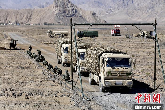 圖為野戰(zhàn)管線鋪設(shè)?！〕套颖?攝