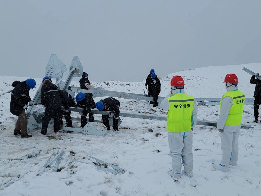 9月13日，電力施工人員正在對(duì)改造工器具進(jìn)行清點(diǎn)和組裝。秦鐘攝