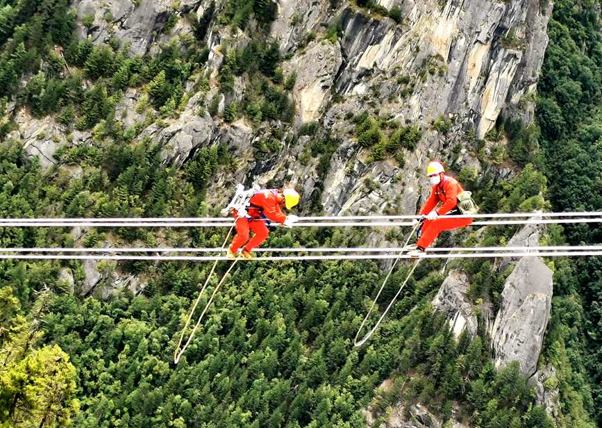 9月15日，電力檢修人員開(kāi)展左波線米堆冰川段導(dǎo)線扭絞處理走線作業(yè)。旦尼攝