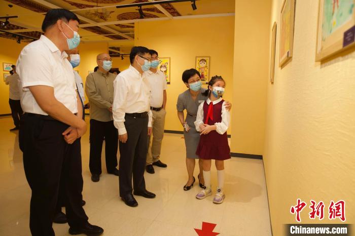 圖為與會(huì)嘉賓與入選畫作的“小作者”們一同觀展。　中國(guó)藏學(xué)研究中心供圖