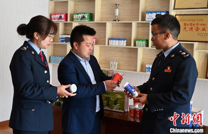 圖為林芝稅務(wù)部門上門了解企業(yè)情況，并宣講稅收政策。資料圖 趙朗 攝