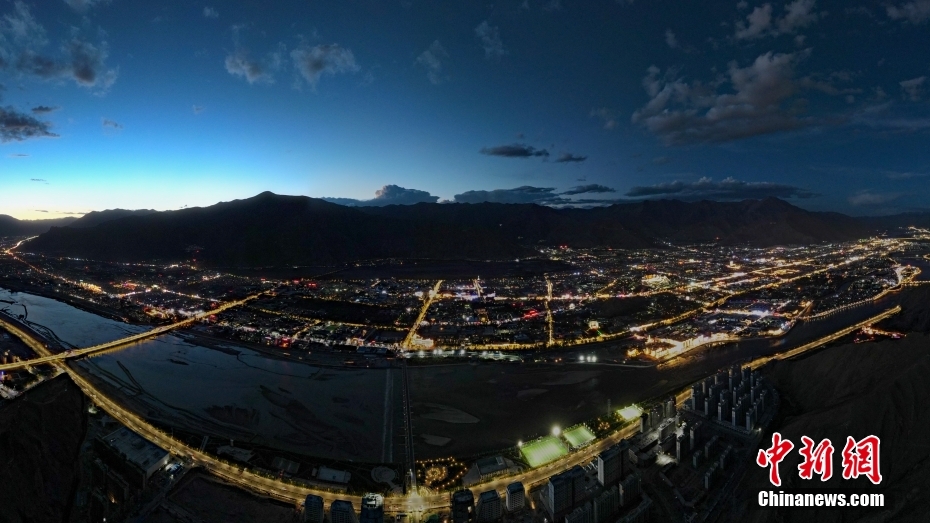 資料圖為2020年6月10日，拉薩城市入夜，燈光點(diǎn)亮高原古城夜色。（無人機(jī)畫面） <a target='_blank' href='/'><p  align=