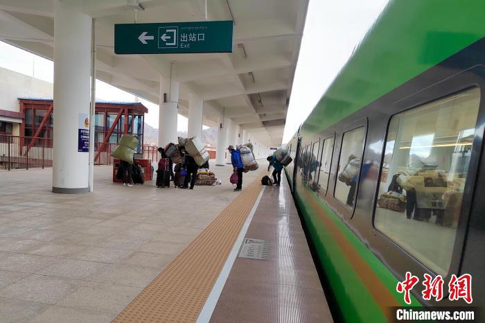 乘客乘復(fù)工專列抵達(dá)日喀則?！±_車務(wù)段 供圖
