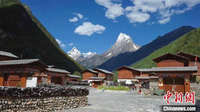 圖為西藏林芝市工布江達縣錯高古村。　謝牧 攝