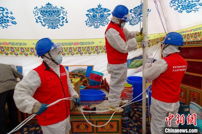 圖為西藏類烏齊縣供電部門為臨時隔離點50頂帳篷進(jìn)行用電接入?！÷逅傻侵?攝