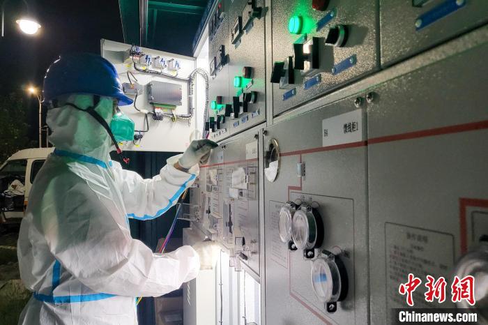 西藏電力部門順利完成方艙醫(yī)院供電設(shè)備安全可靠接入?！⊥醮箫w 攝