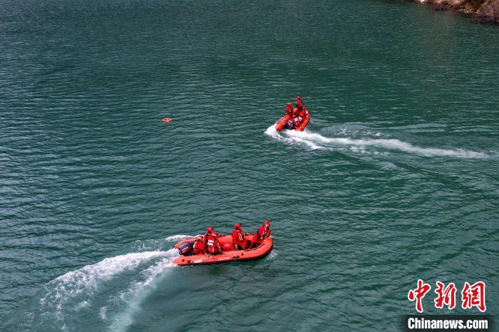 消防員操作舟艇進行s型繞標(biāo)?！『罱?攝