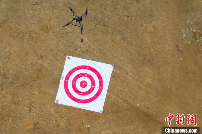 圖為消防員利用無人機空投滅火彈?！钣例?攝