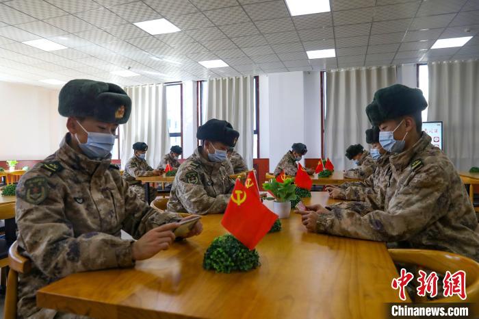 圖為阿里軍分區(qū)某邊防團(tuán)組織官兵通過手機(jī)收聽收看二十大開幕盛況。　劉曉東供圖