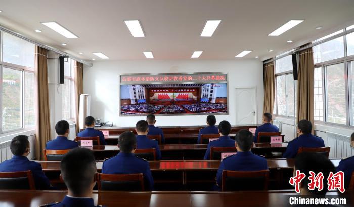 圖為西藏昌都市森林消防支隊(duì)收看二十大開幕直播?！⌒焖寂?攝